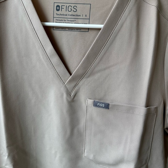 Catarina One Pocket Scrub Top in Boulder - Picture 2 of 7